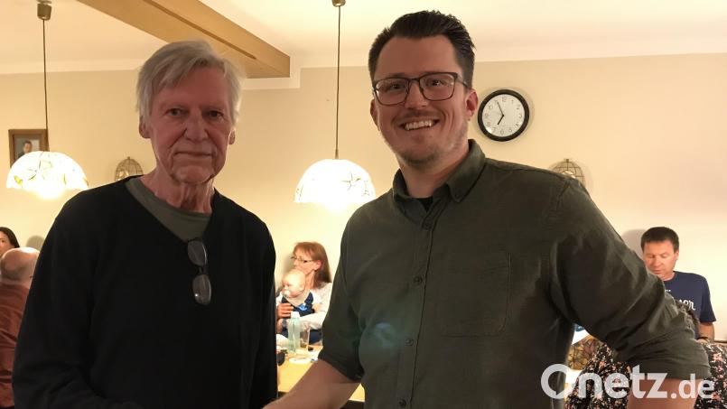 Vorsitzender Tobias Christau (rechts) gratuliert Helmut Kern zur Ehrenmitgliedschaft beim Fischereiverein Hahnbach. Bild: mma