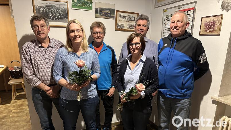 Die Volleyballabteilung im TuS Schnaittenbach bestätigt ihren Vorstand (von links): TuS-Vorsitzender Gerald Dagner, Martina Igl-Kellner, TuS-Jugendleiter Franz Schumann, Sandra Werner, Bürgermeister Manfred Schlosser und Präsident Günter Dobmeier. Bild: Aneta Siegert/exb