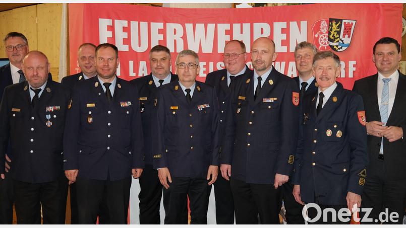 Der neue Vorstand des Kreisfeuerwehrverbandes mit Landrat und Bürgermeister. Kreisbrandrat Christian Demleitner (Vierter von rechts) wurde für weitere sechs Jahre im Amt des Vorsitzenden der 148 Mitgliedsvereine bestätigt. Bild: Hirsch