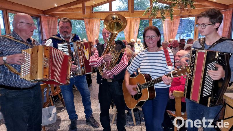 Improvisiert, zünftig und unterhaltsam: das Nordoberpfälzer Musikantentreffen in Letzau. Hier (von links) Ehrenmitglied Karlheinz Deisinger, Hans Roland, Horst Maibach, Barbara Dineiger und der Junior, Felix Lotter. Bild: R. Kreuzer