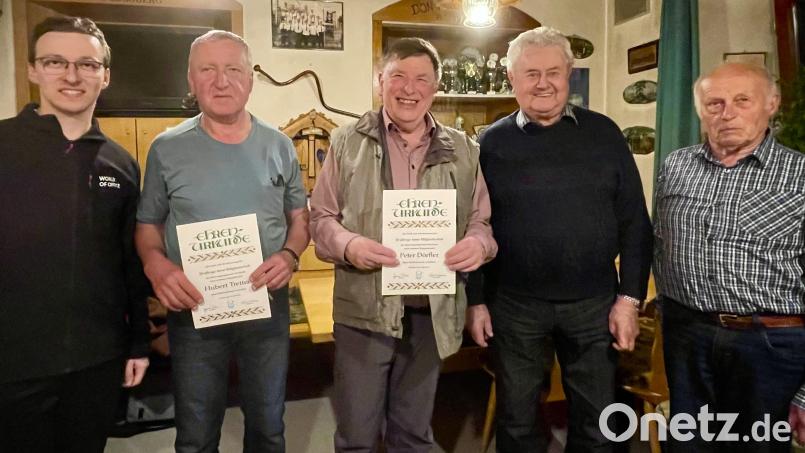 Dirigent Florian Löw (links) sowie Werner Reiter (von rechts) und Ehrenchorleiter Erhard Hamann zeichneten Hubert Tretter (Zweiter von links) und Peter Dörfler (Mitte) für ihre Treue zum Männergesangverein Wondreb aus. Bild: Robert Sladky/exb