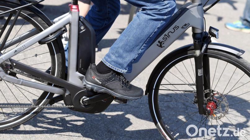 Ohne Versicherungskennzeichen war ein E-Bike-Fahrer in Tirschenreuth unterwegs. Symbolbild: Uli Deck/dpa
