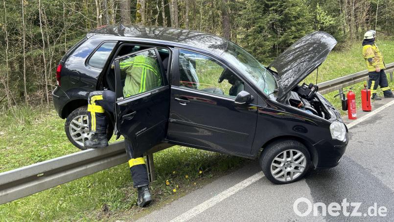 Auf einer Leitplanke an der B 85 landete ein beteiligtes Auto nach einem Unfall bei Edelsfeld. Bild: Polizeiinspektion Sulzbach-Rosenberg/exb