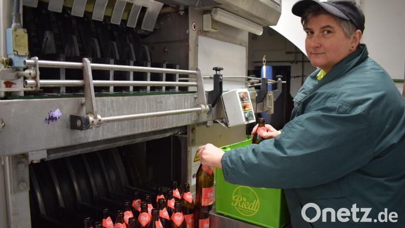 Die vor gut zwei Jahren neu angeschaffte Flaschenreinigungsanlage läuft weiter. Die Idee von Braumeisterin Angela Riedl, zum Erhalt der Plößberger Brauerei eine Genossenschaft zu gründen, fand über 130 Unterstützer. Archivbild: szl