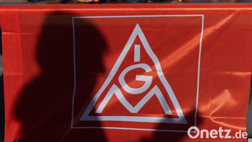 Das Logo der IG Metall auf einem Banner. Bild: Friso Gentsch/dpa/Symbolbild
