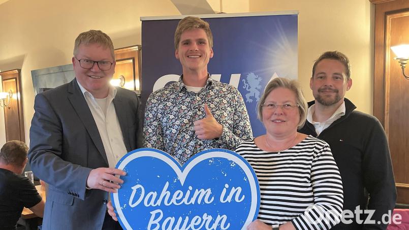 Bei der Jahreshauptversammlung des Ortsverbands Sebastian stellte sich der CSU-Listenkandidat für die Europawahl Martin Fleischmann (Zweiter von links) den Anwesenden vor. Neben Ortsvorsitzender Birgit Wittmann (Zweite von rechts) waren auch Oberbürgermeister Michael Cerny (links) und der Vorsitzende der Stadtratsfraktion Matthias Schöberl da. Bild: Susanne Schwab