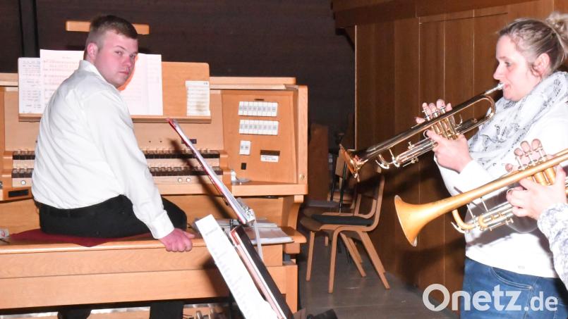 Zum 30. Geburtstag der Kirchenorgel in St. Josef, Raigering, gestalteten (von links) Jonas Weiß an der Orgel, Jasmin Hiltl, Trompete und Gitarre sowie Elisabeth Donhauser auf der Trompete ein Kirchenkonzert. Bild: sche