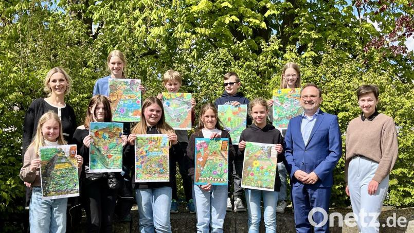 Die Gewinnerinnen und Gewinner der Unterstufe des Erasmus-Gymnasiums mit Kunstlehrkraft Veronika Schweighart (links) sowie Schulleiter Christian Weiß-Mayer und Lisa Kruppa von der VR-Bank. Bild: ero