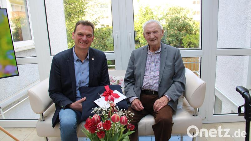 Bürgermeister Ernst Schicketanz (links) gratulierte Friedrich Stoppel (rechts) zum 90. Geburtstag und überreichte ihm eine wärmende Decke mit dem Logo der Gemeinde. Bild: prh