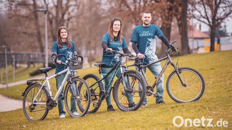 Das Stadtradeln-Team der Stadt Amberg um (von links) Laura Purrer, Silvia Hartl und Mirko Hasse steht in den Startlöchern und freut sich auf zahlreiche Teilnehmerinnen und Teilnehmer. Bild: Michael Golinski, Stadt Amberg/exb