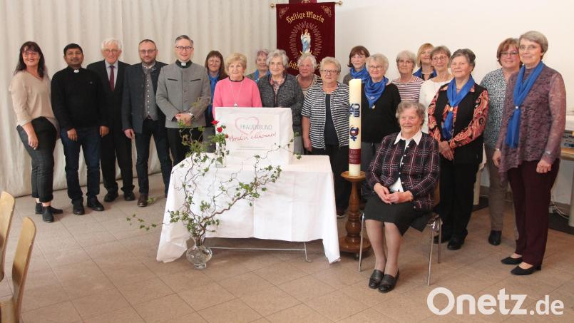 Christl Kaas (rechts) zeichnet langjährige Mitglieder des Frauenbundes Waidhaus aus. Bild: pi