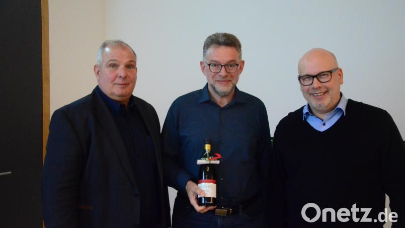 Wolfgang Pausch (links) und sein Stellvertreter Matthias Rösch (rechts) verabschieden ihren Gründungs-Schatzmeister Stefan Bäumler. Bild: Kunz