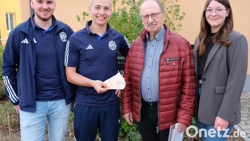 Eine Spende in Höhe von 400 Euro überreichten Vorsitzender Jonas Rupprecht, Kassier Simon Seitz (von links) und Co-Vorsitzende Jasmin Kroher (re) an Andreas Steinl zur Verwendung für die Aufgaben der Kinderkrebshilfe. Bild: do