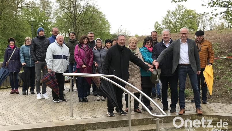 Pfarrvikar Christian Preitschaft, die Kneippianerinnen Roswitha Fietz und Doris Boesen, Landrat Richard Reisinger und Bürgermeister Bernhard Lindner begießen das neue Kneippbecken auf der Gockelwiese in Hahnbach. Bild: mma