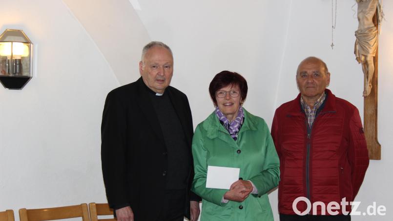 Stadtpfarrer Georg Flierl (links) freute sich sehr über die Spende in Höhe von 1000 Euro für die Renovierung der Kirchenorgel. KAB-Vorsitzende Rita Kraus und Zweiter Vorsitzender Hubert Kraus übergaben kürzlich den Betrag. Bild: heb/exb