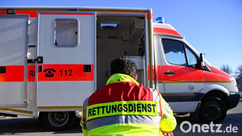 „Rettungsdienst“ steht auf der Jacke eines Mannes vor einem Rettungswagen. Sanitäter werden bei Einsätzen immer häufiger beleidigt oder gar angegriffen. Symbolbild: Jens Kalaene/dpa/Symbolbild