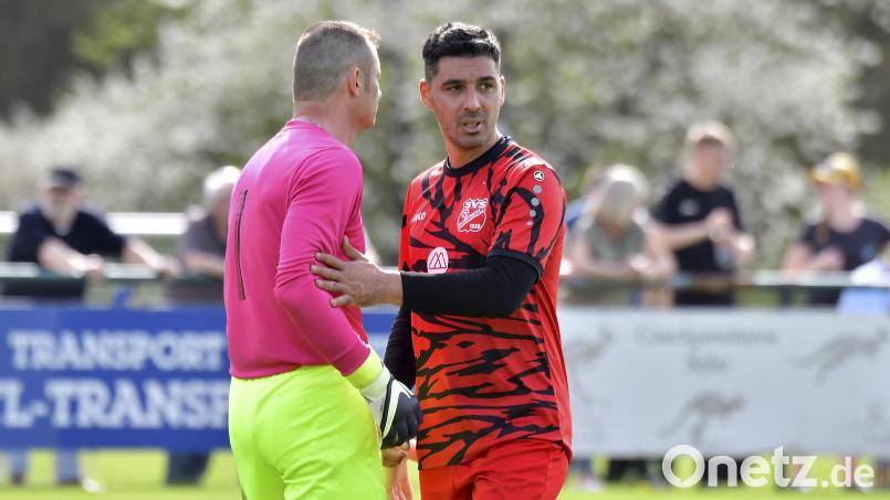 Gustavo Beirao Gramaco Ribeiro (rechts), Trainer SV Schmidmühlen, will im Nachholspiel gegen den 1. FC Schlicht die drei Punkte holen. Bild: Hubert Ziegler