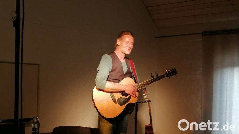 Christian Maier beim Auftritt im Tagungszentrum der Burg Falkenberg. Bild: Forum Falkenberg – Freunde der Burg/exb