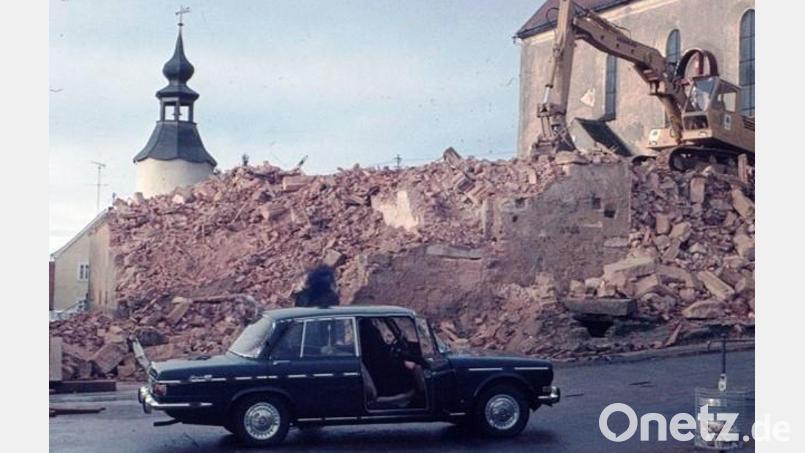 Ein riesiger Schuttberg türmte sich nach dem Einsturz des Gebenbacher Kirchturms unterhalb des geplanten Neubaus auf. Archivbild: Georg Stauber/exb