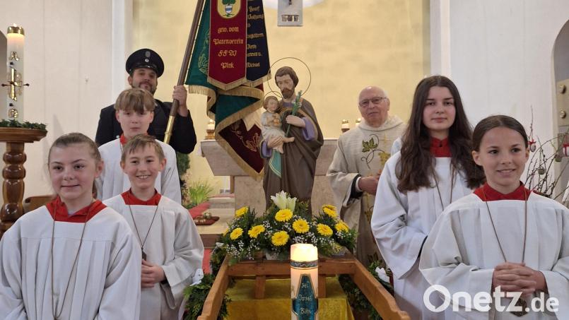Zum Patrozinium der Bechtsriether Kirche wird die Figur des heiligen Josef geschmückt. Pfarrer Andreas Hanauer, die Ministranten und die Fahnenabordnung der Feuerwehr steh stolz daneben. Bild: Alfred Wulfänger/exb