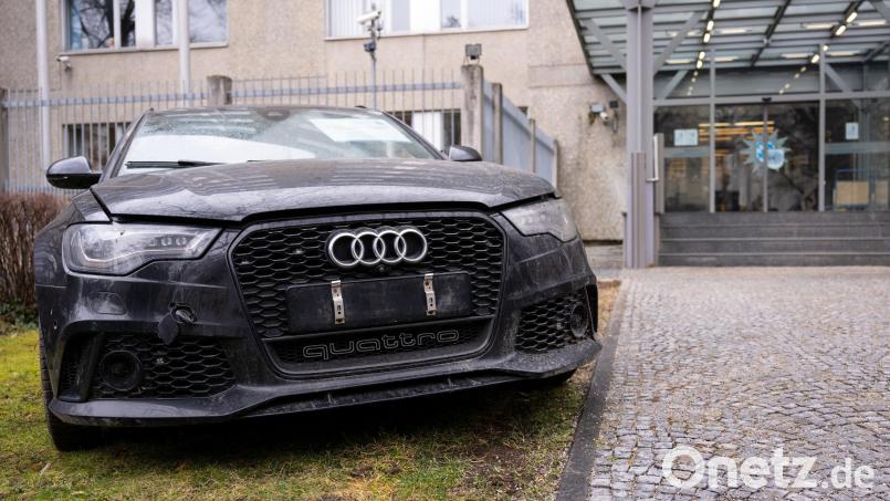 Sie kamen im 600 PS starken Audi RS6 und sprengten Geldautomaten in der Oberpfalz: Ein sichergestelltes Fluchtauto der nun angeklagten Bande wurde Anfang des Jahres der Presse präsentiert. Archivbild: Sven Hoppe/dpa