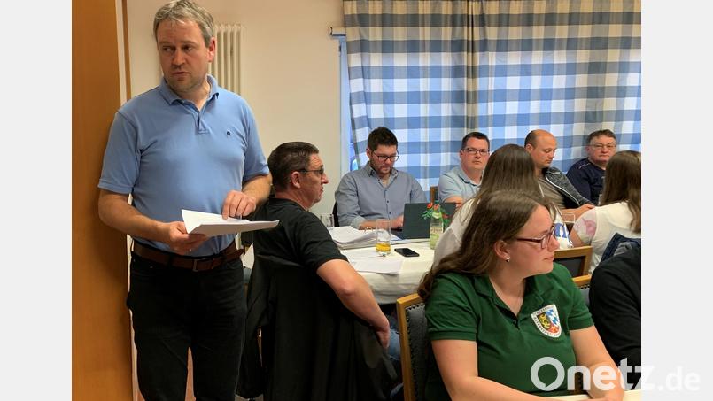 Dorfsprecher Andreas Bodensteiner (links) bei der Jahreshauptversammlung in Albersrieth Bild: fvo