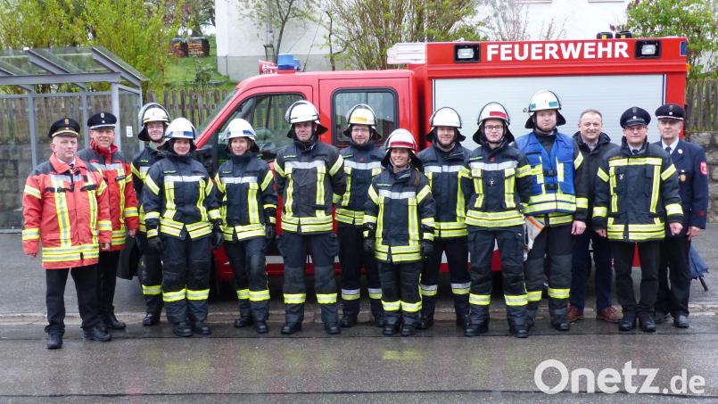 Die erfolgreiche Feuerwehrtruppe mit Lisa Bäumler (Vierte von links), Hannes Rosemann, Ann-Katrin Kammerer, Johannes Hartwig und Andreas Bäumler (ab Siebter von links) schaffte die Leistungsprüfung bei strömendem Regen. Bild: sl