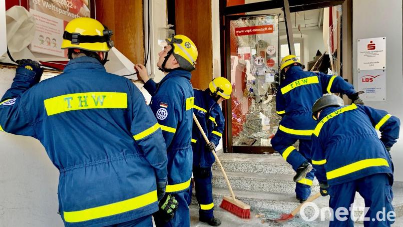 Das große Aufräumen nach dem großen Knall: Einsatzkräfte des Technischen Hilfswerks sorgen im Eingangsbereich der Sparkasse in Luhe für Ordnung. Nachts sprengten hier Unbekannte einen Geldautomaten. Bild: Gabi Schönberger