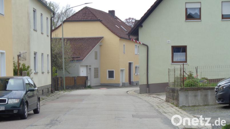 Bevor zur Verkehrsberuhigung eine bewusste Engstelle gebaut wird, gibt es nun einen dreiwöchige Simulation der Situation. Bild: Annemarie Mösbauer