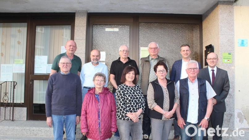 Vor Kurzem feierte Hubert Becher (vorne, rechts) seinen 75. Geburtstag. Dazu gratulierten unter anderem Ehefrau Petra (vorne, Zweite von rechts), Hans Enders (vorne, von links), Christa Schiener und Renate Kuhbandner sowie (hinten, von links) Josef Söllner, Rudi Rubenbauer, Reinhard Kuhbandner, Robert Reger, Bürgermeister Wolfgang Söllner und Kirchenpfleger Stefan Kausler. Bild: Josef Söllner/exb