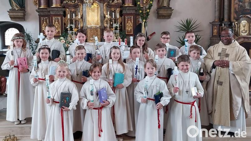 17 Kinder feiern in der Pfarrkirche St. Martin in Wutschdorf Erstkommunion. Bild: gri