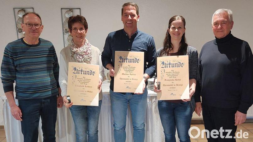 Drei verdiente Funktionäre wurden beim Bezirkstag der Oberpfälzer Volleyballer ausgezeichnet: (von links) Bezirksvorsitzender Werner Schmitt, Lisa Lederer, Markus Spörer, Franziska Reiter und BVV-Präsident Klaus Drauschke. Bild: Christian Hofmaier