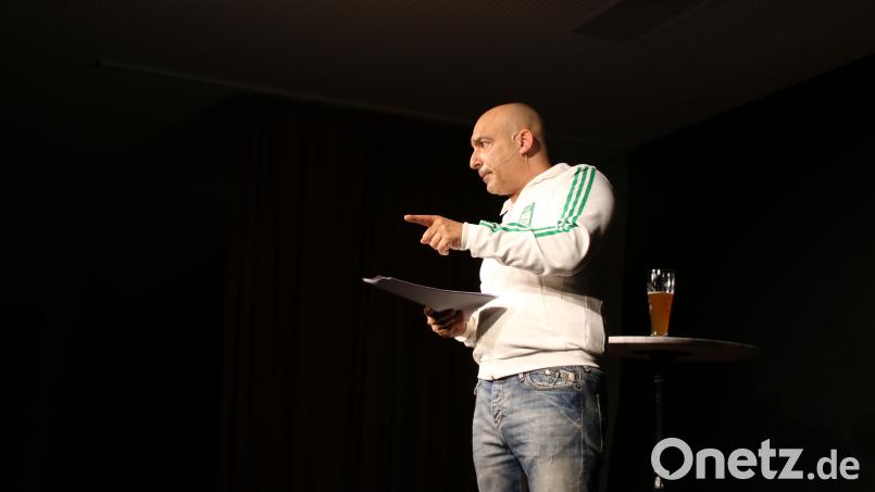 Django Asüls aktuelles Programm ist noch ganz neu, immer wieder musste er vom Zettel spicken. Bild: sne