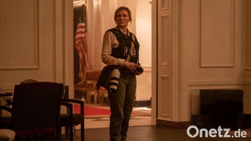 Kirsten Dunst in einer Szene des Films „Civil War“. Bild: Murray Close/A24/DCM/dpa
