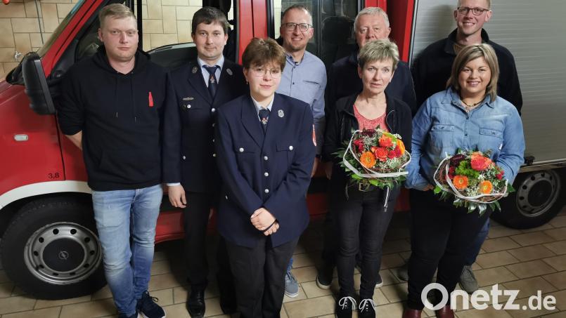 Charlotte Benz (vorne links) wurde als neue Kassiererin der Feuerwehr Heinersreuth, Stefan Schleicher (hinten links) als neuer Beisitzer gewählt. Daneben die ausscheidenden Vorstandsmitglieder Reinhard Schmidt, Hans Ziegler und Andreas Heldörfer. Den Ehefrauen wurde zum Dank ein Blumenstrauß überreicht. Bild: hzi