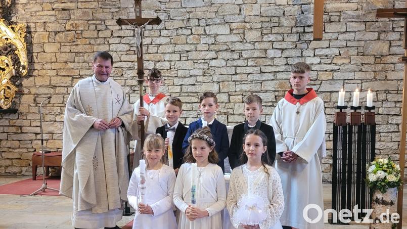 Pfarrer Hans Zeltsperger und die Ministranten mit den Erstkommunionkindern. Bild: Anja Thomas/exb