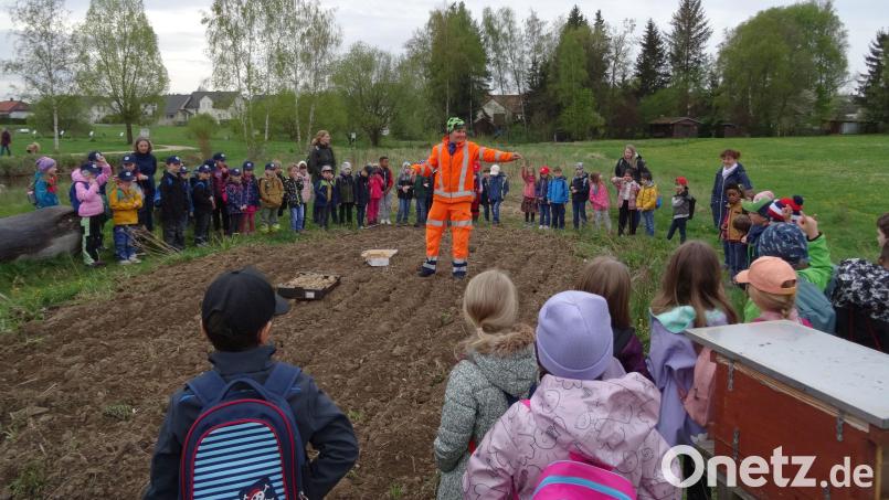 Rosi Rahn (Mitte) im Kreise der Kinder und Lehrerinnen. Bild: Stadt Tirschenreuth/exb