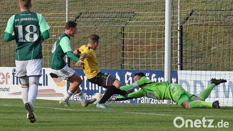 Großchance für die SpVgg Bayern Hof: DJK-Torwart Christopher Sommerer muss beherzt eingreifen. Bild: Mario Wiedel