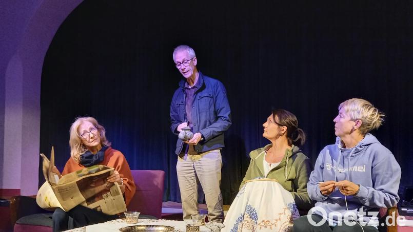 Komödien sind die Spezialität der Woodpop-Theatergruppe, die hier für &quot;Fisch zu viert&quot; probt. Bild: bl