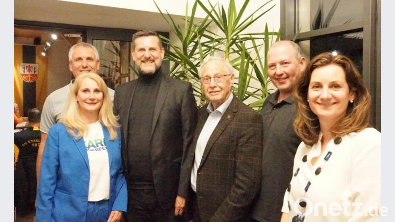 Bei der Geburtstagsfeier im Gemeindestadel: (von links) Tochter Kerstin Pürner, Vorsitzender Christoph Miszka (SV Etzelwang), Bürgermeister Roman Berr, Jubilar Willfried Schmidt, Vorsitzender Marco Brunner (Gesangverein Etzelwang) und Tochter Petra Schmidt-Arglebe. Bild: sre