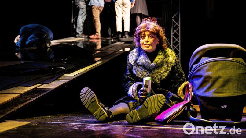 Das Drama „Die Ratten“ aus dem Jahr 1911 von Gerhart Hauptmann wird vom Landestheater Schwaben im Stadttheater Amberg gezeigt. Bild: Jürgen Bartenschlager/exb