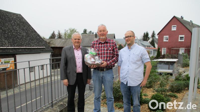 Bürgermeister Günter Kopp (links) und Geschäftsleiter Christopher Östreicher dankten Rentenberater Wolfgang Sieder (von rechts). Bild: Franziska Pocker/exb