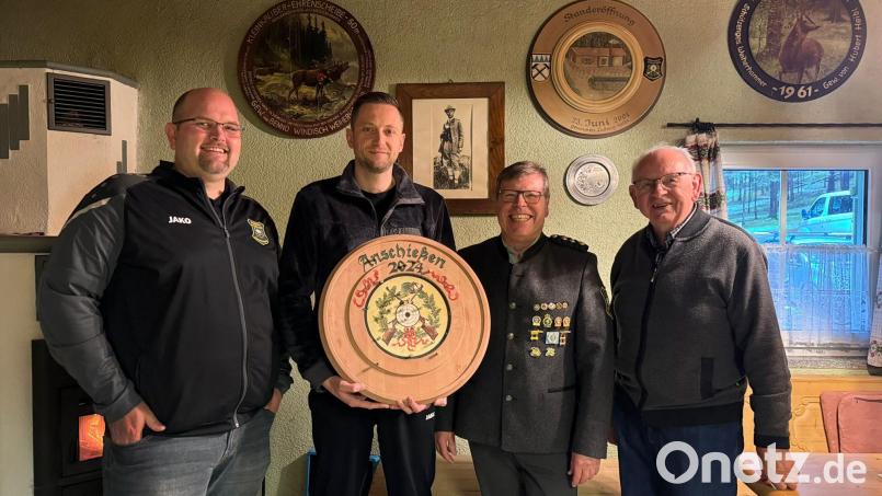 Christian Schmidt (Zweiter von links) gewinnt die Anschuss-Scheibe zur Saisoneröffnung. Ihm sowie Michael Fellner und Hermann (links und rechts) gratuliert Schützenmeister Georg Regn. Bild: bk