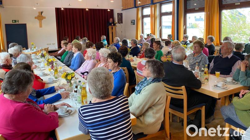 Geschichten, Witze und einen Sketch bekamen die Senioren beim gemütlichen Seniorennachmittag im Pfarrheim zu hören und zu sehen. Bild: Irmi Schönberger/exb