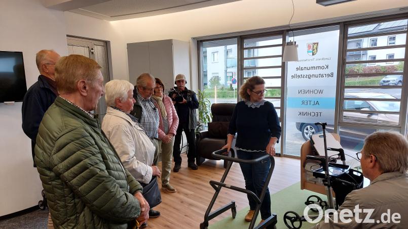 Verdi informiert sich in der Wohnberatungsstelle in Tirschenreuth über &quot;Wohnen im Alter&quot;. Isolde Guba (Mitte) informiert die Teilnehmer. Bild: M. Haberzeth/exb