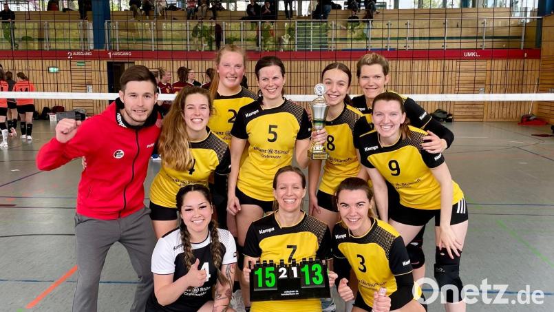 Die Volleyballerinnen des SV TuS/DJK Grafenwöhr bejubeln den Gewinn des Bezirkspokals. Bild: Mike Welz/exb