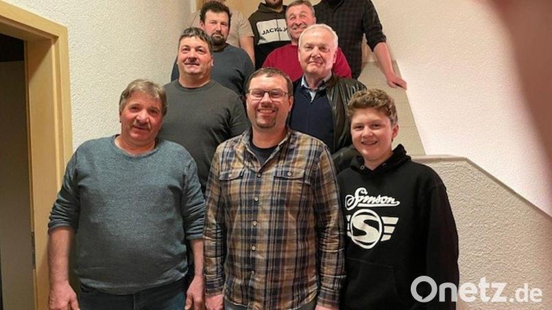 Der Vorstand der Zinster Jagdgenossen mit Jägerschaft und Bürgermeister Günter Kopp (Dritter von rechts). Bild: Gemeinde Kulmain/exb