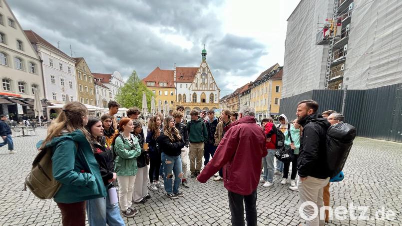 Die Austauschschüler aus den USA bei einer Stadtführung durch Amberg. Bild: Christiane Krämer/exb