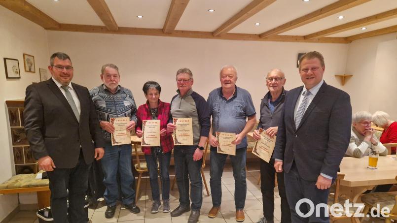 Ehrungen standen bei den Mitterteicher Siedlern an. Im Bild (von links) Vorsitzender Matthias Kraft, Josef Schaumberger, Christine Huber, Hermann Eiglmeier, Heinz Gold, Walter Wenisch und Bürgermeister Stefan Grillmeier Bild: Fabian Weinberger/exb