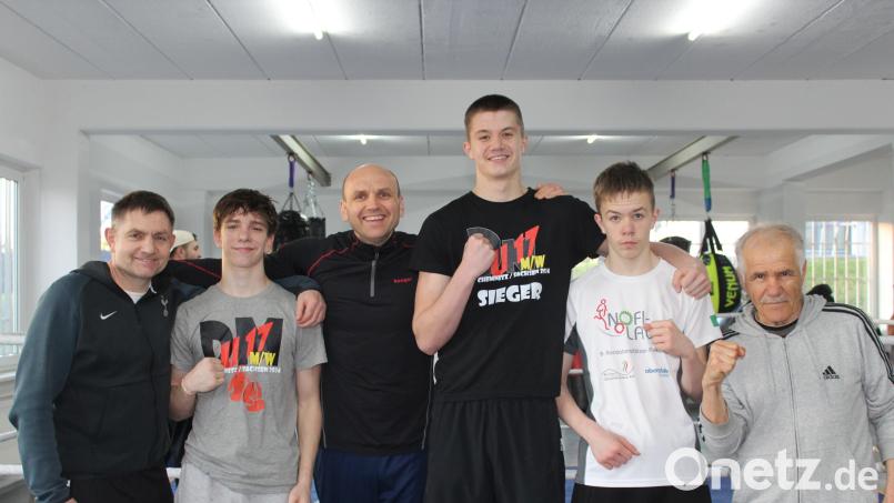 Die Boxer des BC Amberg waren in Chemnitz erfolgreich. Von links: Betreuer Eduard Hermann, der Drittplatzierte im Federgewicht Dima Kurjanovitsch, Trainer Ruslan Schönfeld, Goldmedaillengewinner Dietrich Hermann, Xavier Hermann und Ahmet Göksu. Bild: Anja Kowalczyk/exb